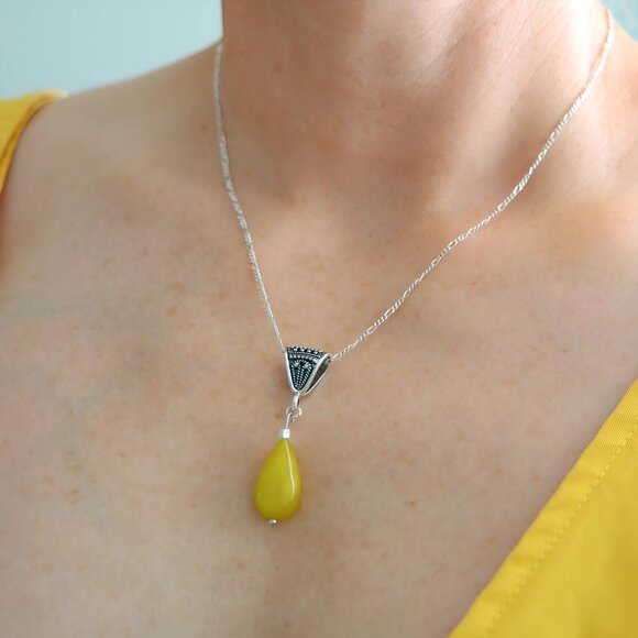 Bali Necklace with Lime Green Agate and Sterling Silver - Picture 3 of 3